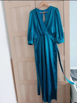 Mono verde de fiesta