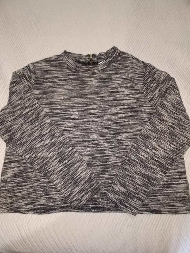 Camiseta gris y blanca con cremallera