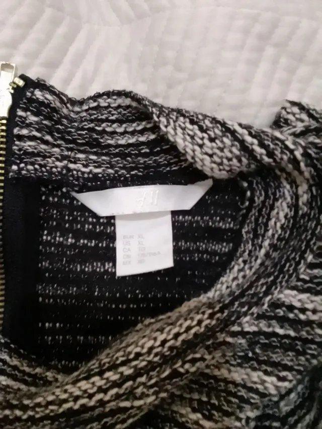 Camiseta gris y blanca con cremallera