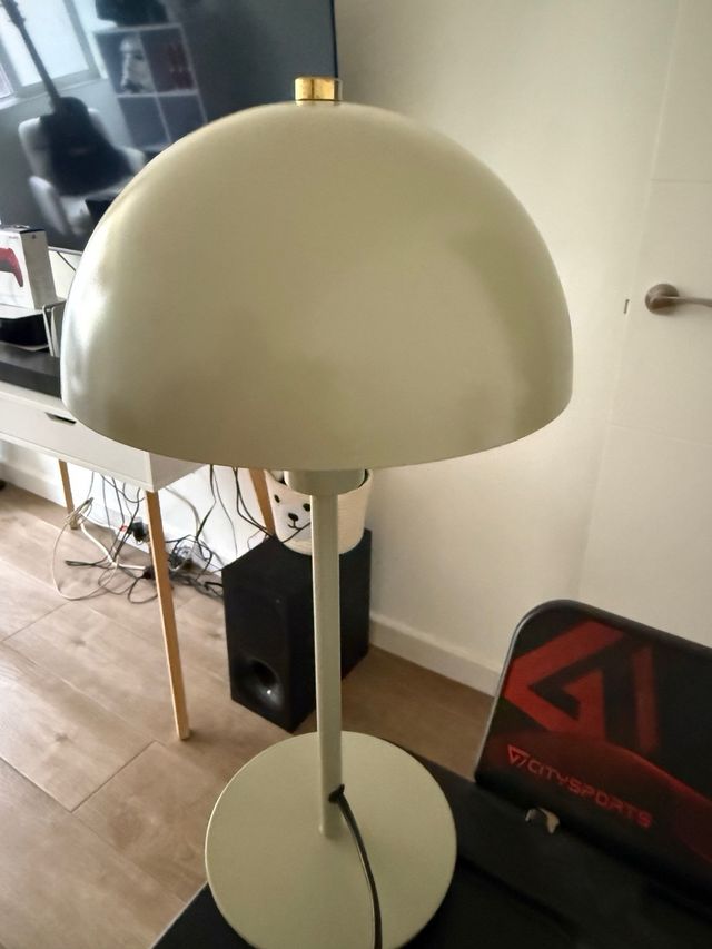 Lámpara de mesa beige y dorada