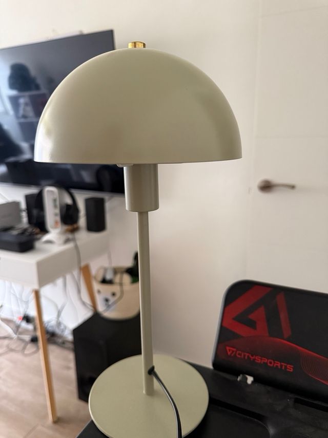 Lámpara de mesa beige y dorada