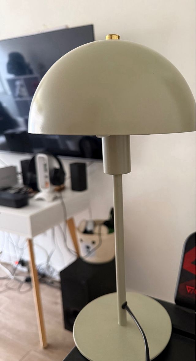 Lámpara de mesa beige y dorada