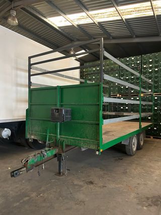 Remolque de tractor verde