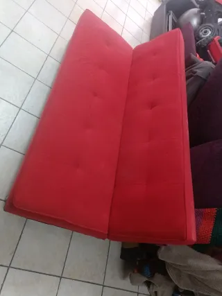 Sofá cama rojo de tela