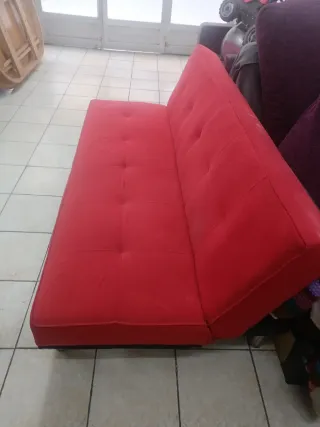 Sofá cama rojo de tela