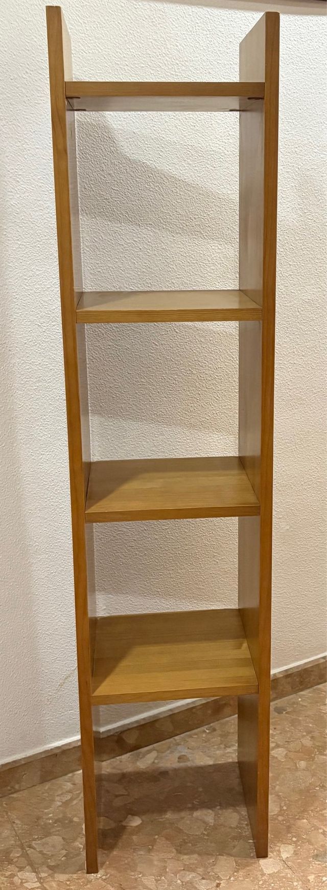 Estantería de madera marrón