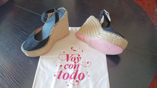 Alpargatas de cuña negras, con detalle rosa