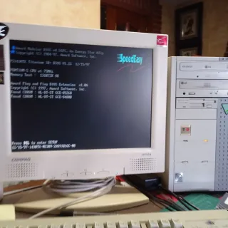 Ordenador Pentium 75 MHz antiguo 