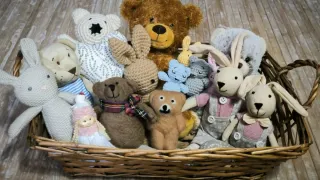 Cesta de peluches variados