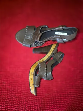 Sandalias de cuero marrones con tacón de 9 cms. 