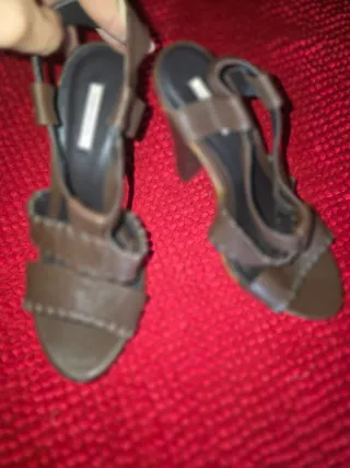 Sandalias de cuero marrones con tacón de 9 cms. 