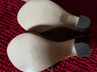 Sandalias de cuero marrones con tacón de 9 cms. 