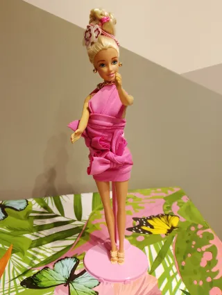 Barbie bionda con vestito rosa