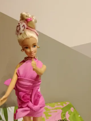Barbie bionda con vestito rosa