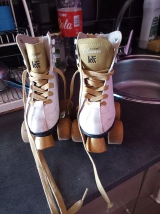 Patines de 4 ruedas blancos y dorados n 28