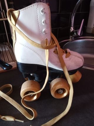 Patines de 4 ruedas blancos y dorados n 28