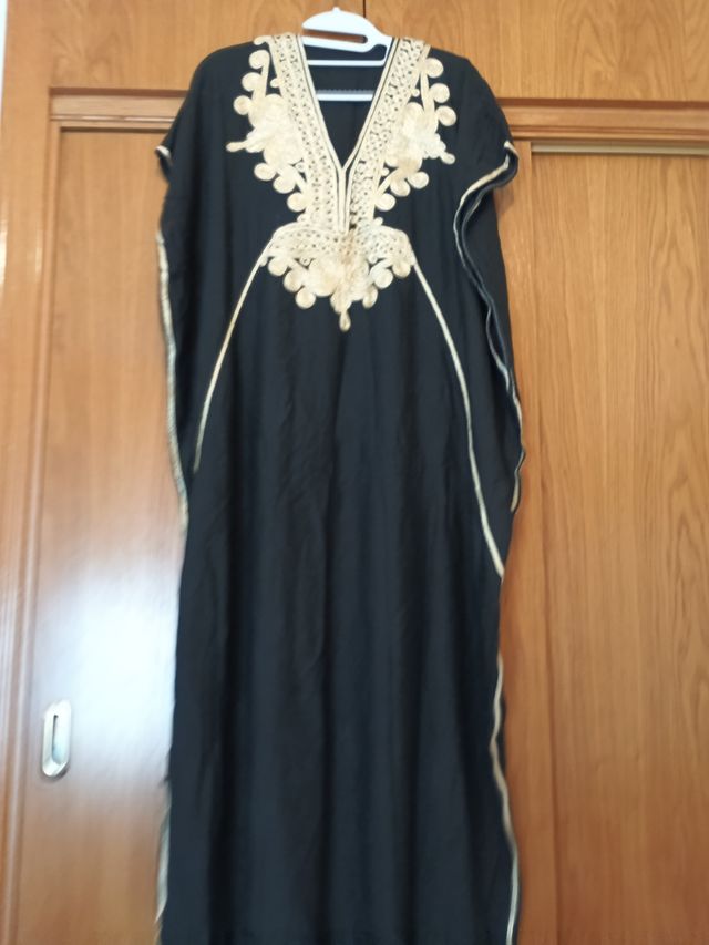 Caftán negro y dorado talla única