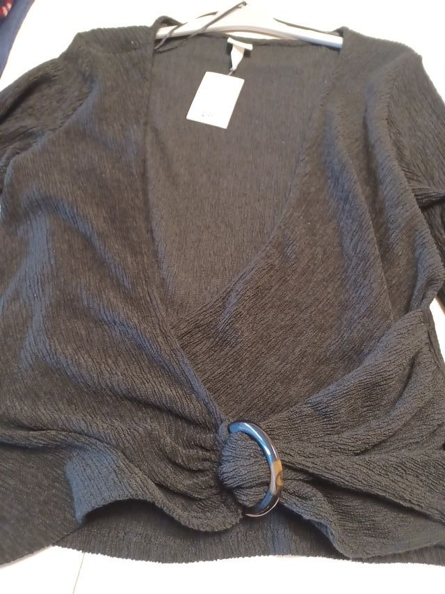 Jersey cruzado negro con hebilla