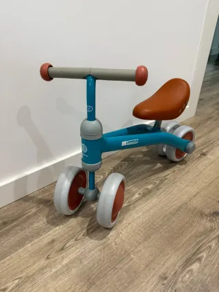 Triciclo infantil azul y naranja