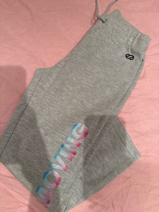 Pantalón niña gris con logo y estampado