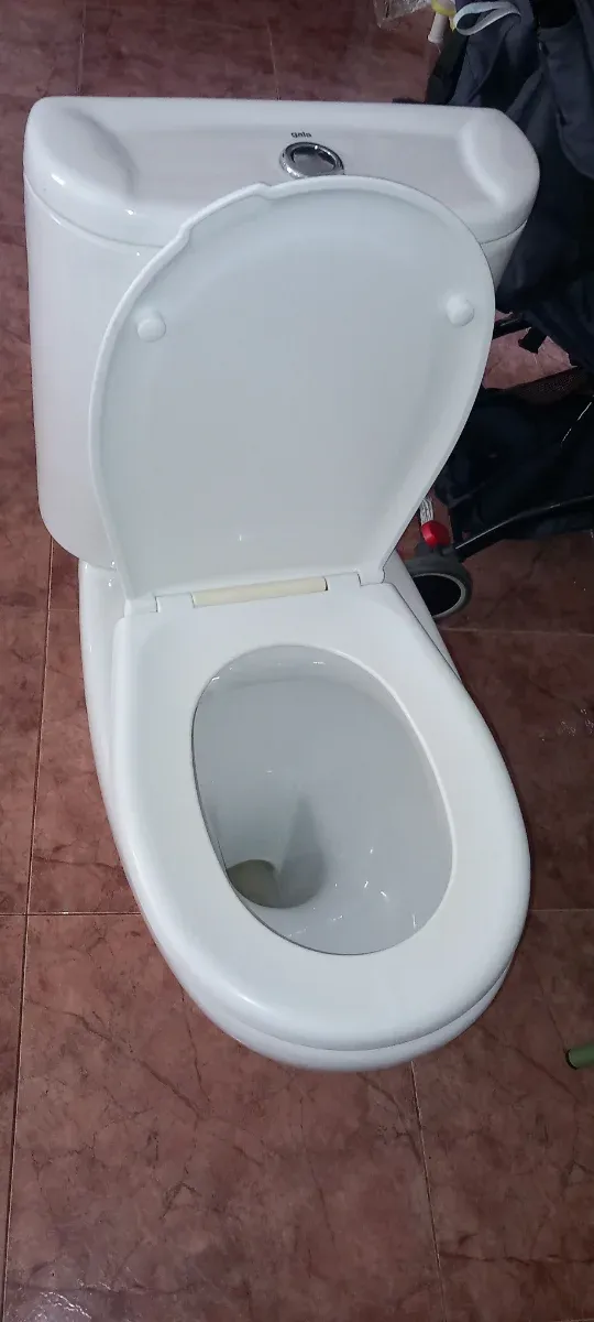 Inodoro de porcelana blanco