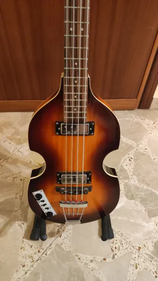 Basso Hofner Ignition mancino + corde D'Addario