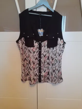 Blusa sin mangas estampada. NUEVA