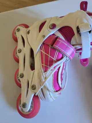 Patines en línea rosas y blancos