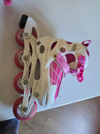 Patines en línea rosas y blancos