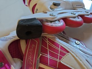 Patines en línea rosas y blancos