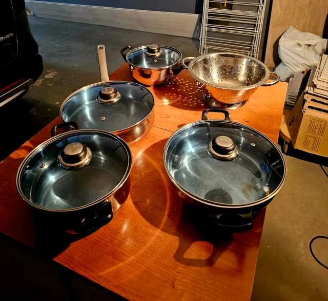 Batería de Cocina Metálica con Tapas de Cristal