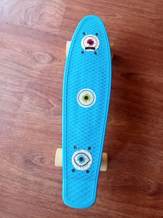 Monopatín azul con pegatinas de ojos