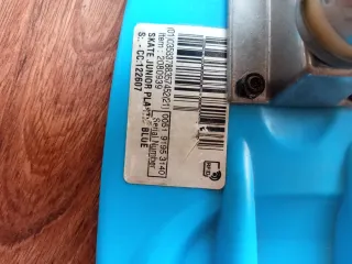Monopatín azul con pegatinas de ojos