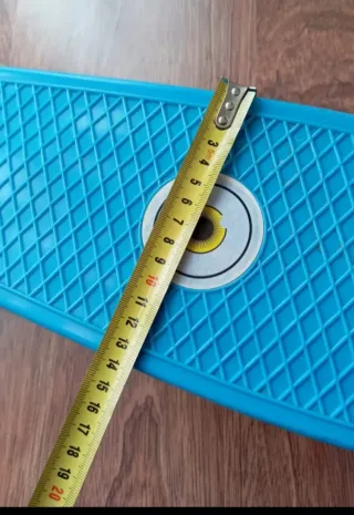 Monopatín azul con pegatinas de ojos