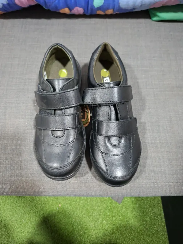 Zapatos negros talla 36 y 37 no me fije .