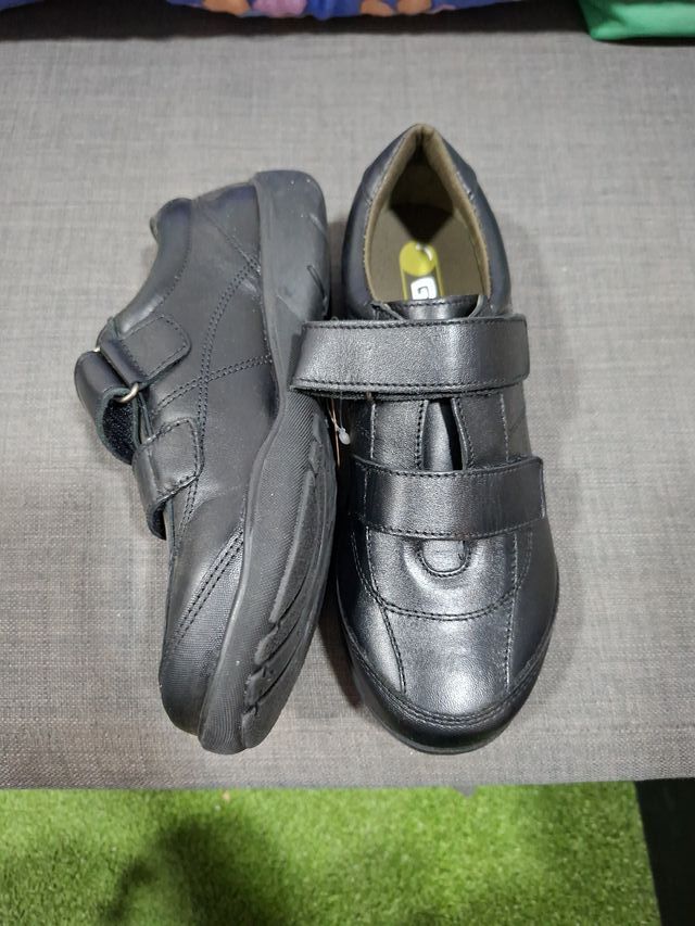 Zapatos negros talla 36 y 37 no me fije .