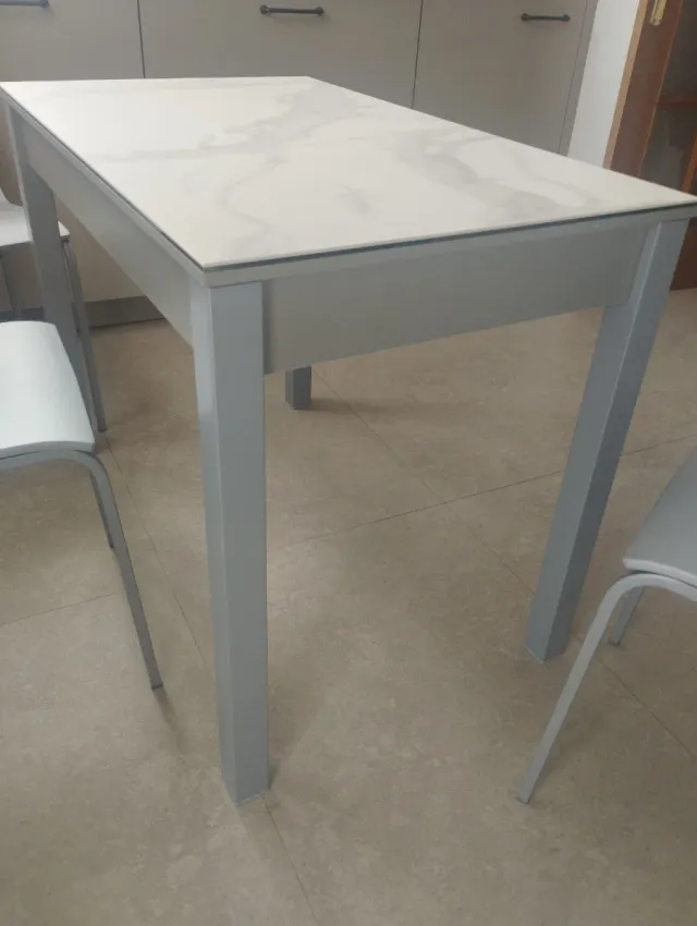 Mesa de cocina moderna mármol y metal