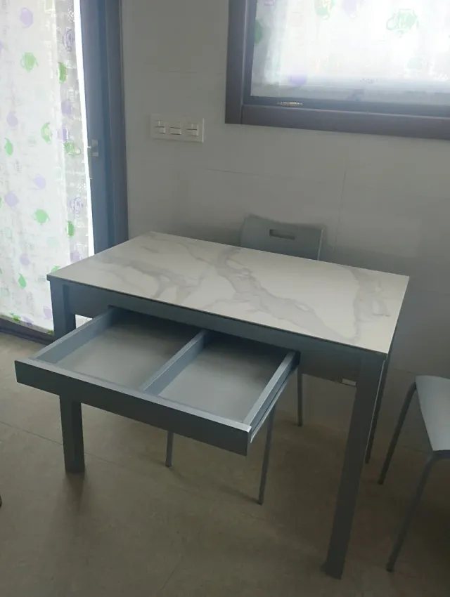 Mesa de cocina moderna mármol y metal