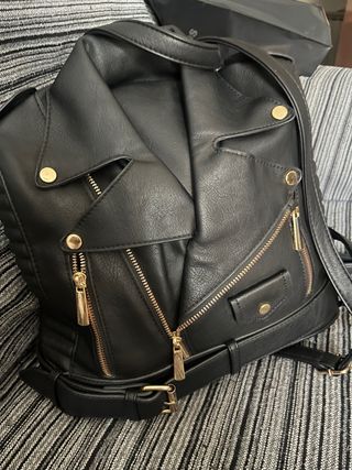 Mochila con diseño  inspirado en chaqueta cuero