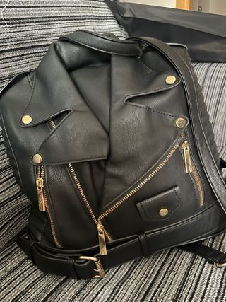 Mochila con diseño  inspirado en chaqueta cuero