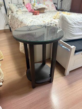 Mesa auxiliar negra con tapa de cristal