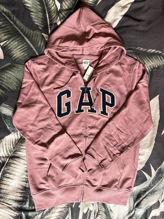 Sudadera Gap con cremallera color rosa empolvado