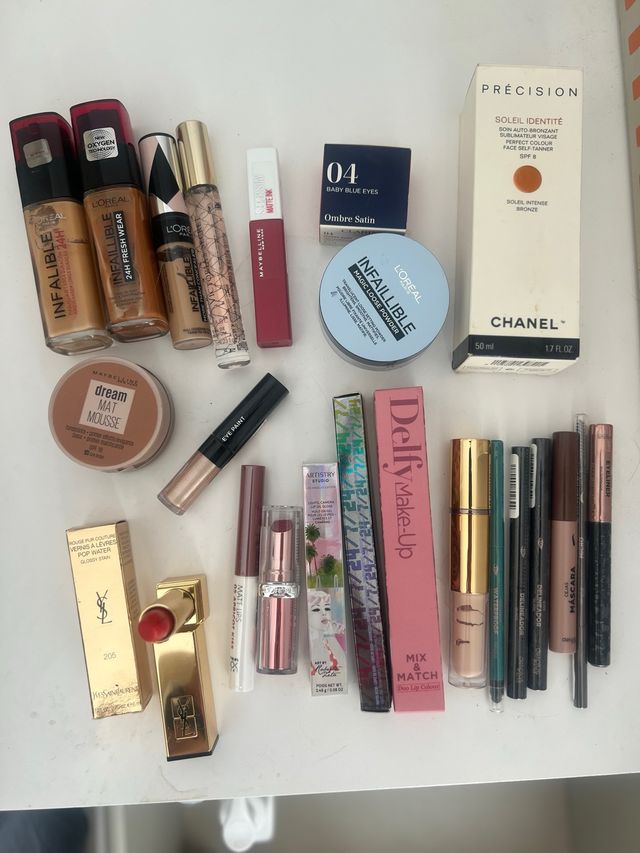 Maquillajes varios, perfumes y cremas 
