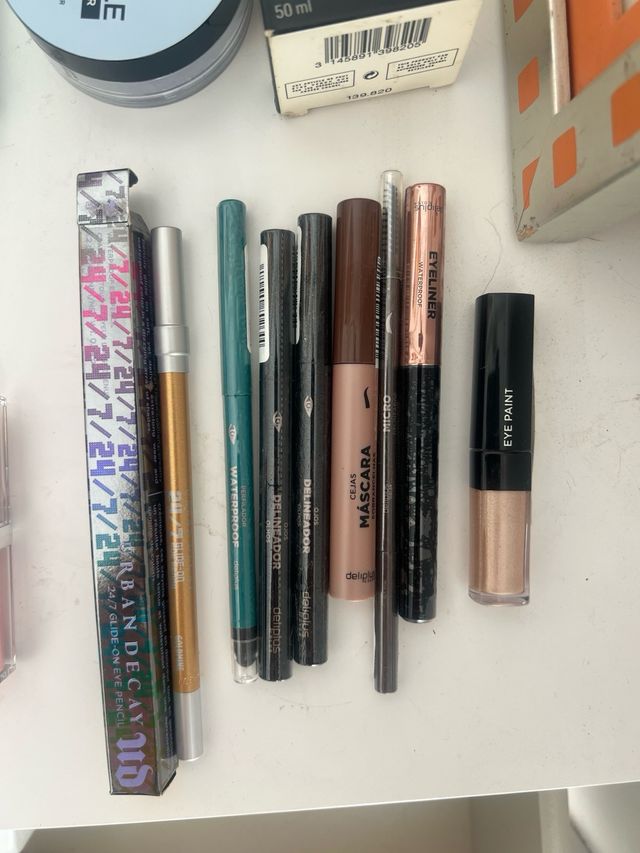 Maquillajes varios, perfumes y cremas 
