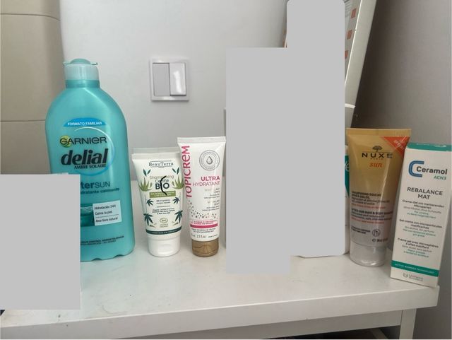 Maquillajes varios, perfumes y cremas 
