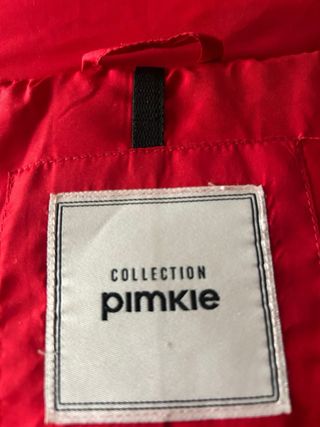 Abrigo de plumas rojo con capucha