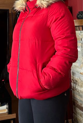 Abrigo de plumas rojo con capucha