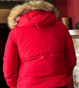 Abrigo de plumas rojo con capucha