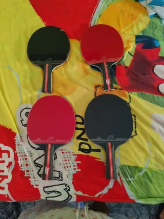 4 Palas de Ping Pong (2 Rojas, 2 Negras)