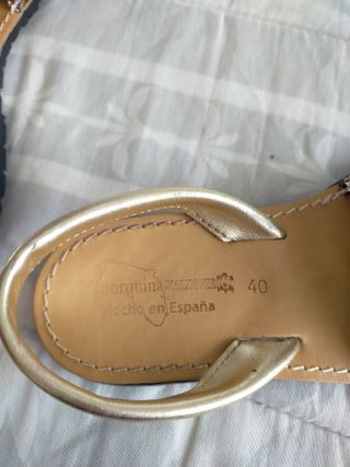 Sandalias doradas y multicolor talla 40.